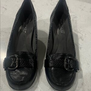 AEROSOLES Women's Black Buckle Loafers